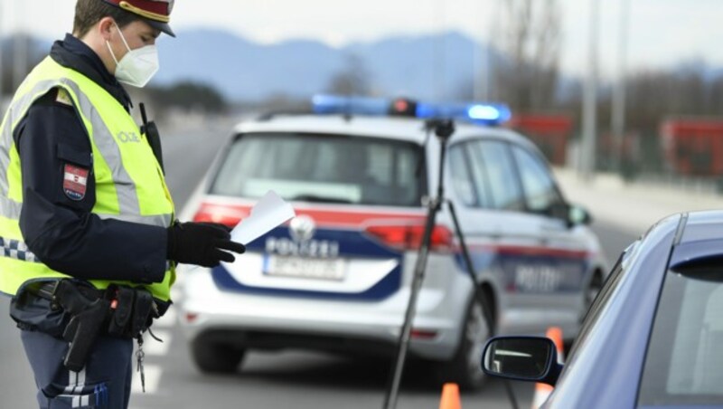 Regionale Maßnahmen wie die Ausreisekontrollen in Wiener Neustadt zeigten laut Experten Wirkung. (Bild: APA/Robert Jäger)