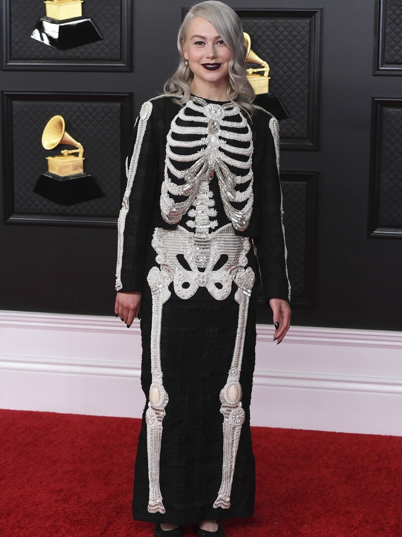 Phoebe Bridgers hat da wohl etwas verwechselt - Halloween war nämlich schon! (Bild: Jordan Strauss/Invision/AP)