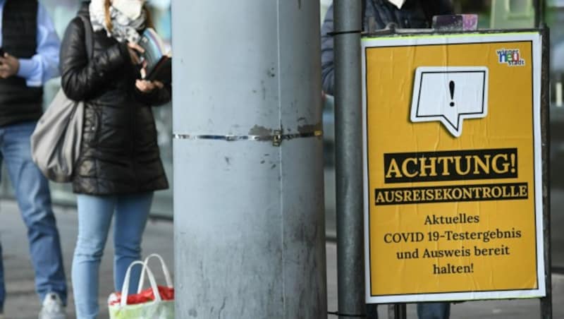 Hinweisschild mit der Aufschrift „Achtung Ausreisekontrolle“ (Bild: APA/ROBERT JAEGER)