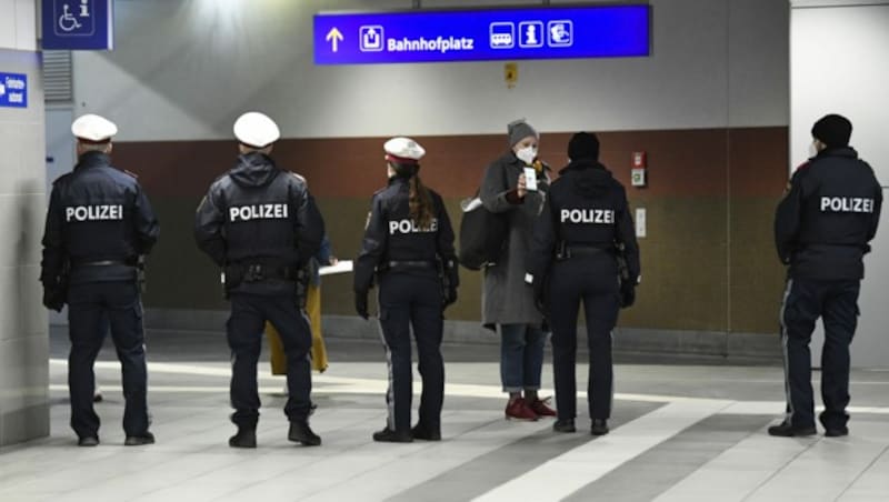 Ausreisekontrollen der Polizei am Hauptbahnhof in Wiener Neustadt (Bild: APA/ROBERT JAEGER)