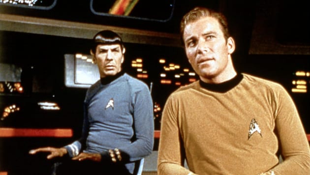 Mr. Spock (Leonard Nimoy) und Captain James T. Kirk (William Shatner) auf der Brücke der Enterprise (Bild: PARAMOUNT TELEVISION / Mary Evans / picturedesk.com)