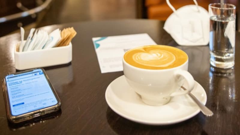 Der Kaffee darf mit einem negativen Antigen- oder PCR-Test im Lokal konsumiert werden. (Bild: APA/EXPA/Johann Groder)