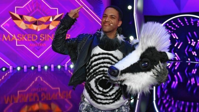 Cesar Sampson steckte unter der Maske des Frechdachs. (Bild: PULS 4)