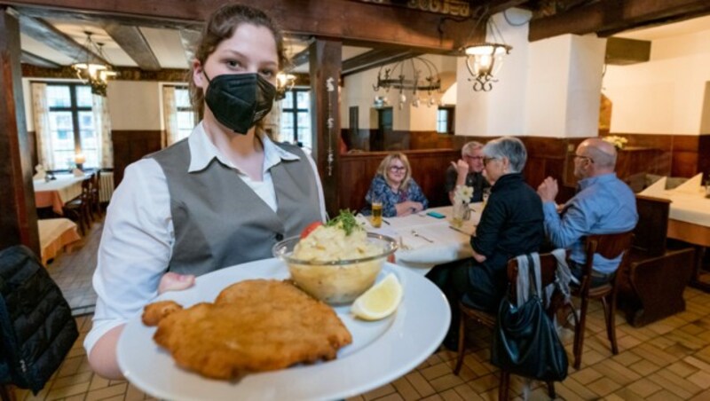 In der Gastronomie und im Tourismus werden wieder Arbeitskräfte gebraucht. (Bild: APA/DIETMAR STIPLOVSEK)