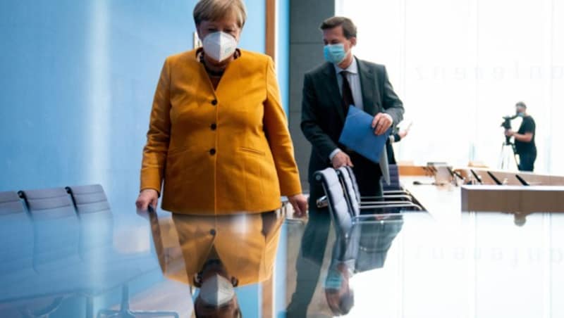 Kanzlerin Merkel und ihr Sprecher Seibert (Bild: APA/AFP/POOL/KAY NIETFELD)