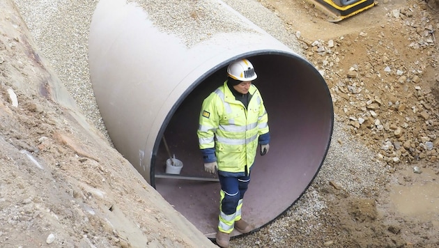 Aktuell werden im Zuge der Großbaustelle Ringstraße die Kanäle saniert. Die dabei neu verlegten riesigen Rohre haben einen Durchmesser von 1,80 Metern. Der Straßenbereich ist für die Dauer der Arbeiten in beide Richtungen gesperrt. (Bild: Gabriele Moser)