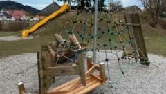 So sah der Spielplatz nach der Zerstörungswut unbekannter Rowdys aus. (Bild: Landjugend Dunkelsteinerwald)