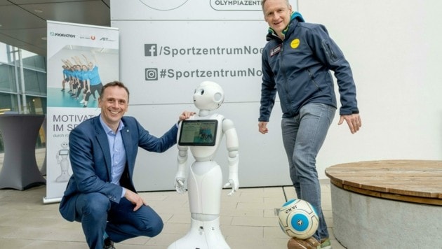 Niederösterreichs Sportlandesrat Jochen Danninger mit Roboter „Pepper“ und Ex-Fußballprofi Toni Pfeffer (Bild: NLK Filzwieser)