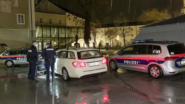 Tatort: Max-Reinhardt-Platz, direkt beim Großen Festspielhaus. Bei diesem Taxi passierte der blutige Streit. (Bild: Markus Tschepp)