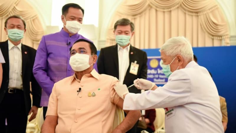 Thailands Premier Prayuth Chan-ocha bei der Corona-Impfung mit dem Vakzin von AstraZeneca (Bild: AP)