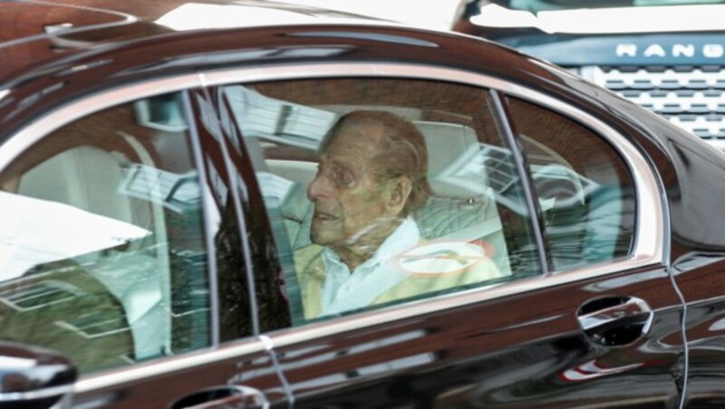 Am Dienstag durfte Prinz Philip das Spital endlich wieder verlassen. (Bild: PETER CZIBORRA / REUTERS / picturedesk.com)