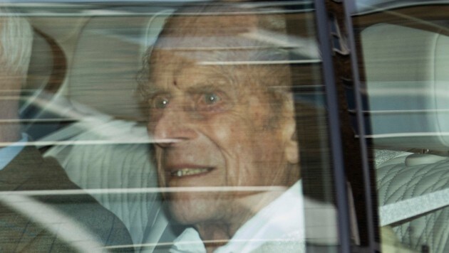 Prinz Philip wurde von einem Wagen vor dem Privatspital in London abgeholt. (Bild: AFP )