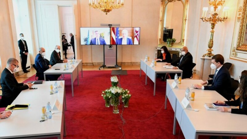 Bundeskanzler Sebastian Kurz (rechts im Bild) und die Ministerpräsidenten von Bulgarien, Tschechien und Slowenien bei einem Arbeitsgespräch zur Impfstoffverteilung innerhalb der EU. (Bild: AFP)