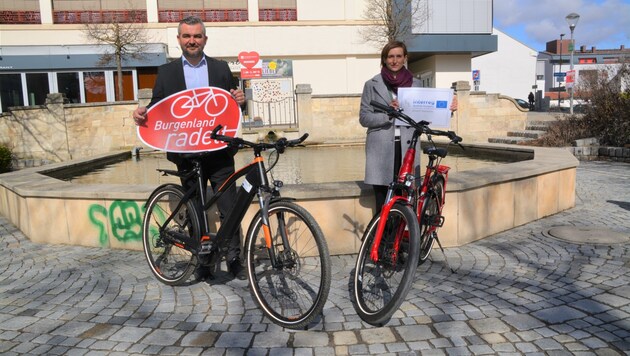 Verkehrslandesrat Heinrich Dorner und Christine Zopf-Renner von der Mobilitätszentrale präsentierten gemeinsam „Burgenland radelt 2021“. (Bild: Charlotte Titz)