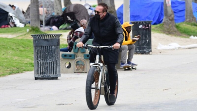 Arnold Schwarzenegger radelt durch Venice Beach. (Bild: www.PPS.at)