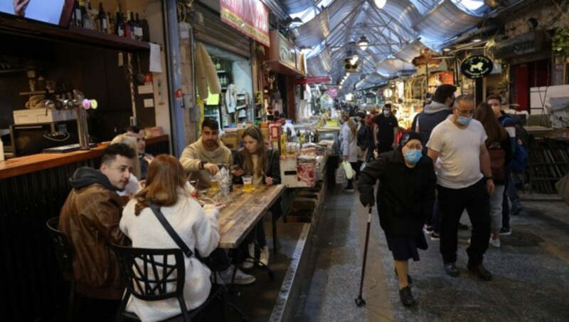 In Israel haben die Restaurants wieder geöffnet - für Leute, die bereits geimpft wurden. (Bild: AFP)