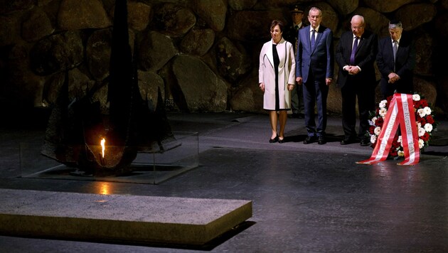 Die beiden Staatschefs Alexander Van der Bellen und Reuven Rivlin im Holocaust Memorial Yad Vashem (Bild: AFP/GALI TIBBON)