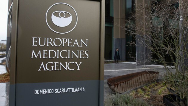 Ganz Europa wartet derzeit auf die für Donnerstag erwartete Entscheidung der EMA, wie es mit dem AstraZeneca-Impfstoff weitergehen soll. (Bild: AP)