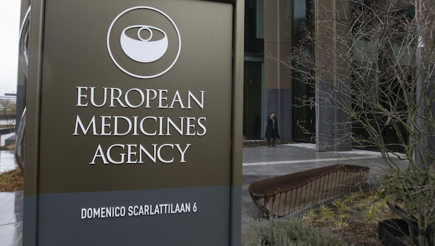 Die Europäische Arzneimittelbehörde (EMA) hofft, dass sie im Herbst ein an die Omikron-Varianten angepasstes Vakzin gegen Covid-19 wird zulassen können. (Bild: AP)