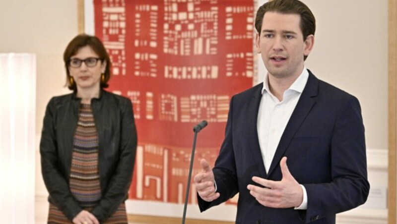 Die Leiterin des Nationalen Impfgremiums, Ursula Wiedermann-Schmidt mit Bundeskanzler Sebastian Kurz (ÖVP). (Bild: APA/HANS PUNZ)