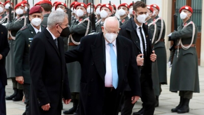 Van der Bellen und Rivlin beim militärischen Empfang vor der Hofburg in Wien. (Bild: AP)