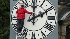 Da dreht wer an der Uhr! (Bild: APA/ZB/Sebastian Kahnert)