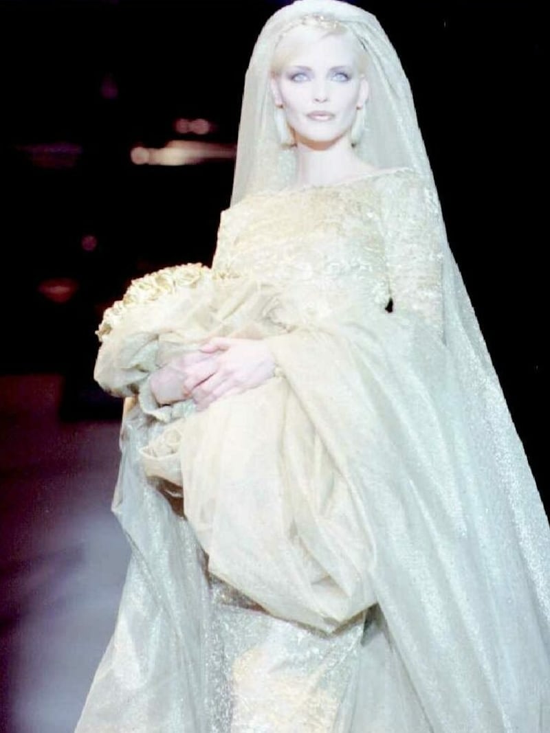 Nadja Auermann in einem Brautkleid von Genny während der Mailänder Herbst-Winter-1995/96-Schauen (Bild: Daniel Dal Zennaro / EPA / picturedesk.com)