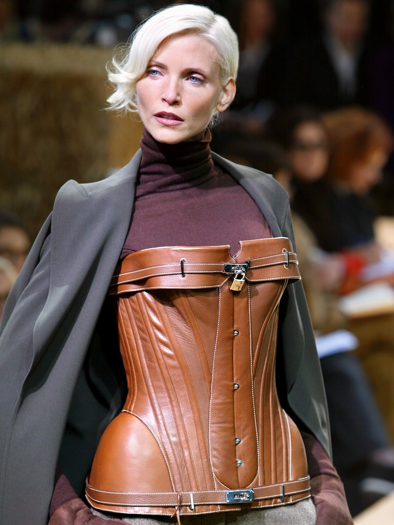 Nadja Auermann in einer Kreation von Jean-Paul Gaultier für Hermes bei der Herbst-Winter-04/05-Schau bei der Pariser Modewoche (Bild: FRANCOIS GUILLOT / AFP / picturedesk.com)