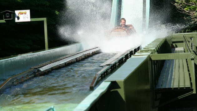 Eine Wildwasserbahn in einem Vergnügungspark (Symbolfoto) (Bild: © Winfried Eckl - stock.adobe.com)