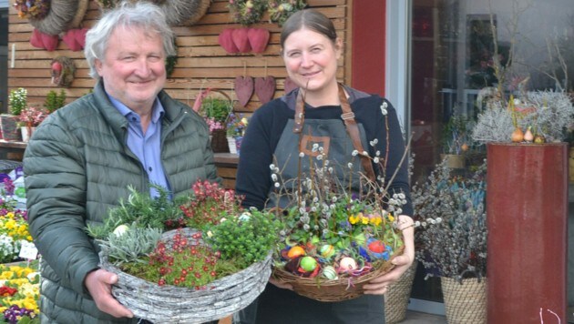 Walter und Edith Mölzer bieten bepflanzte Frühlingsgrüße (Bild: Katrin Fister)