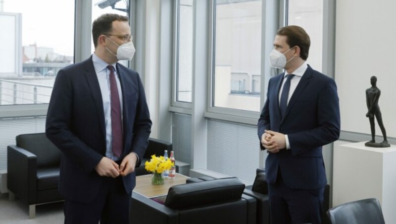 Bundeskanzler Sebastian Kurz (rechts) traf in Berlin auch mit dem deutschen Gesundheitsminister Jens Spahn (CDU) zusammen. (Bild: APA/BUNDESKANZLERAMT/DRAGAN TATIC)