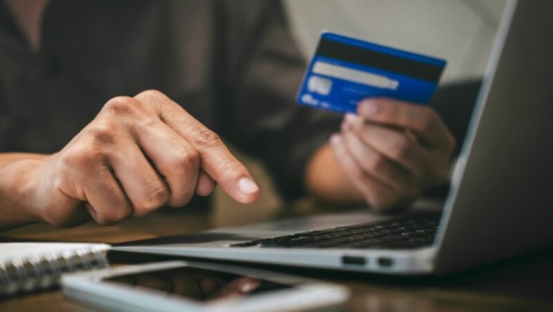 Online-Shopping boomt pandemiebedingt zwar, bei Lebensmitteln schätzen die Österreicher aber den Supermarkt. (Bild: ©Ngampol - stock.adobe.com)