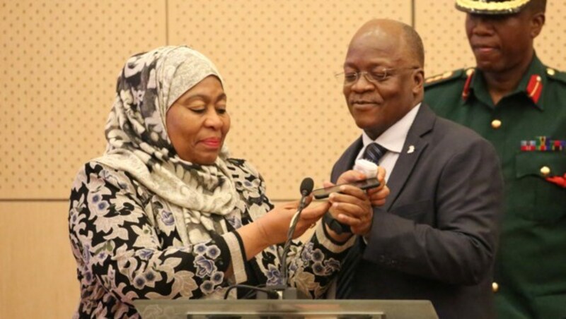 Die neue Präsidentin Samia Hassan mit ihrem verstorbenen Vorgänger John Magufuli (Bild: AFP)