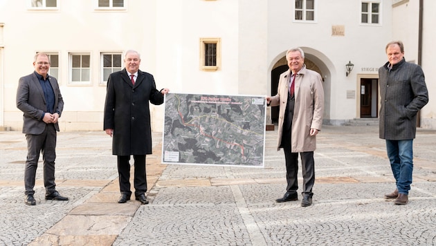 Bgm. Bernd Osprian, LH Hermann Schützenhöfer, LH-Stv. Anton Lang und Bgm. Erwin Dirnberger (v.li.) bekennen sich zum Neubau der B70. (Bild: Land Steiermark/Streibl)