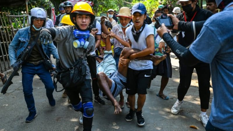 Unruhen und Straßenkämpfe beherrschen heute den Alltag in Myanmar. (Bild: AFP/STR)