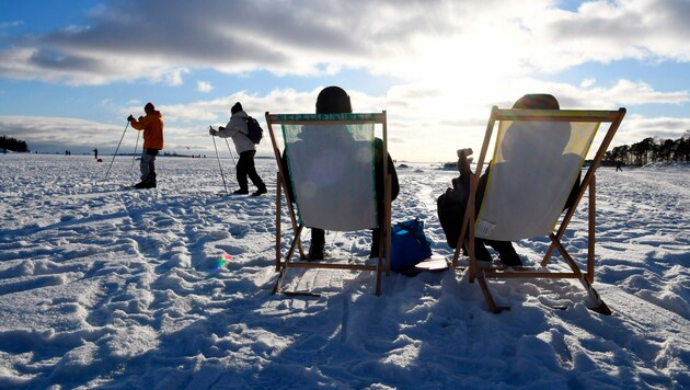 Sonne tanken und Langlaufen - Die Finnen wissen, wie man zufrieden ist. (Bild: AP)