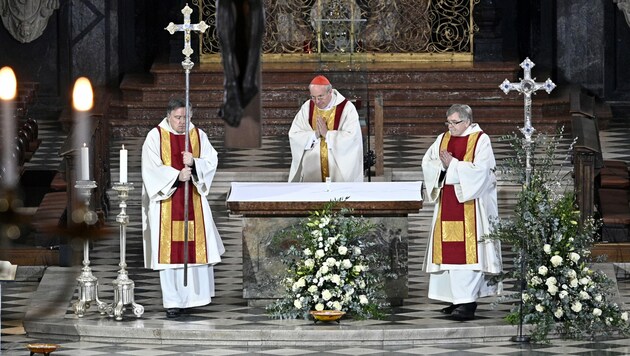 Kardinal Christoph Schönborn feiert 2020 den Oster-Gottesdienst im Wiener Stephansdom. Anders als vergangenes Jahr sollen heuer Gläubige vor Ort mitfeiern dürfen. (Bild: APA/HANS PUNZ)