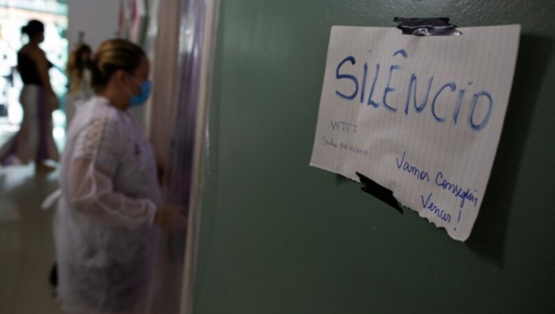 „Ruhe, wir schaffen das!“, steht auf diesem Zettel in einem brasilianischen Krankenhaus. (Bild: MICHAEL DANTAS / AFP)