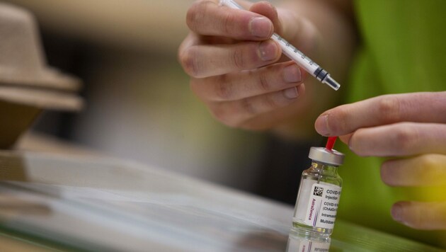Langsam steigt die Impfquote auch in der EU an - der EU-Kommission geht das aber immer noch deutlich zu langsam. (Bild: AP/Virginia Mayo)
