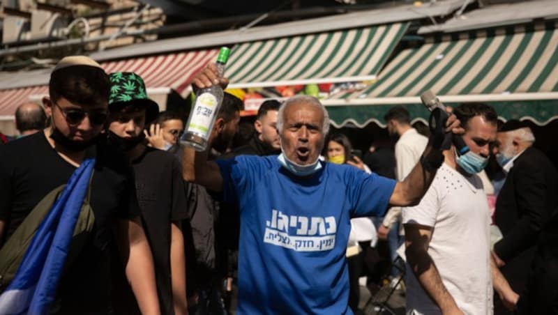 Die Unterstützer von Premier Benjamin Netanjahu machen auf dem Markt von Jerusalem noch einmal ordentlich Stimmung für ihren Kandidaten. (Bild: AP)