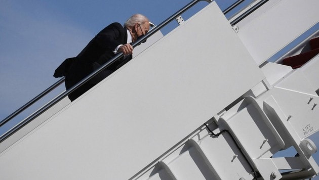 Beim Versuch die Präsidentenmaschine Air Force One zu besteigen ist US-Präsident Joe Biden mehrfach gestürzt. (Bild: AFP)