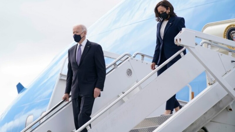 US-Präsident Job Biden mit Vizepräsidentin Kamala Harris beim Aussteigen aus der Air Force One. (Bild: AP)