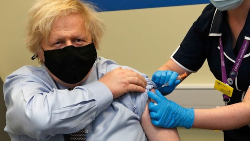 „Es war sehr gut, sehr schnell“, sagte der britische Premier Boris Johnson nach seiner Corona-Impfung mit AstraZeneca. (Bild: AFP)