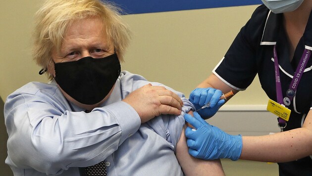 „Es war sehr gut, sehr schnell“, sagte der britische Premier Boris Johnson nach seiner Corona-Impfung mit AstraZeneca. (Bild: AFP)