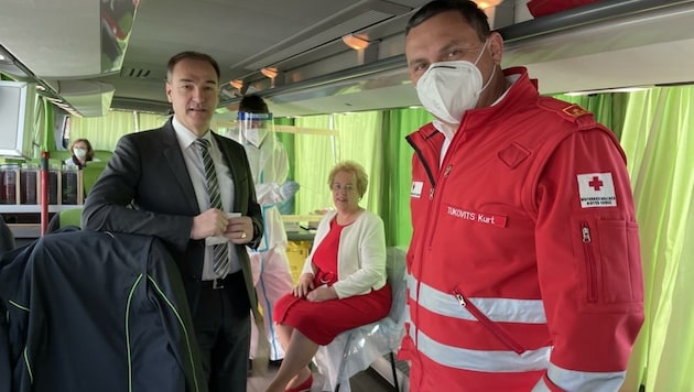 Landesrat Leonhard Schneemann (links), Landtagspräsidentin Verena Dunst gemeinsam mit Rot-Kreuz-Bezirksstellenleiter Kurt Tukovits (rechts) im Testbus in Kukmirn. (Bild: Christian Schulter )