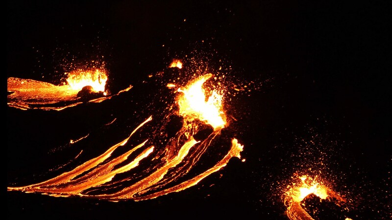 Ein glühender Strom flüssigen Gesteins (Bild: Icelandic Coast Guard / AFP)