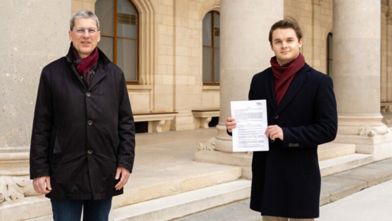 Der oberste Pflichtschul-Personalvertreter Thomas Krebs (FCG, li.) und der Wiener ÖVP-Bildungssprecher Harald Zierfuß schlagen angesichts des Lehrermangels in Wien Alarm. (Bild: ÖVP Wien/GARIMA SMESNIK)