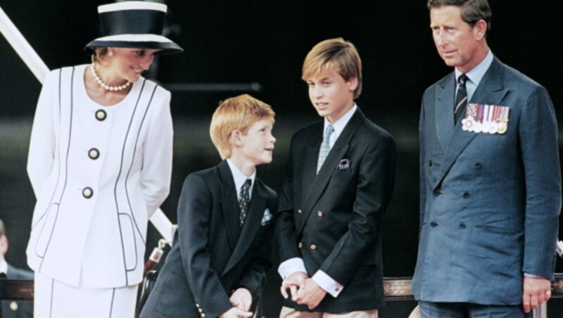 Diana mit Harry, William und Ehemann Charles im Jahr 1995 (Bild: Johnny EGGITT / AFP)