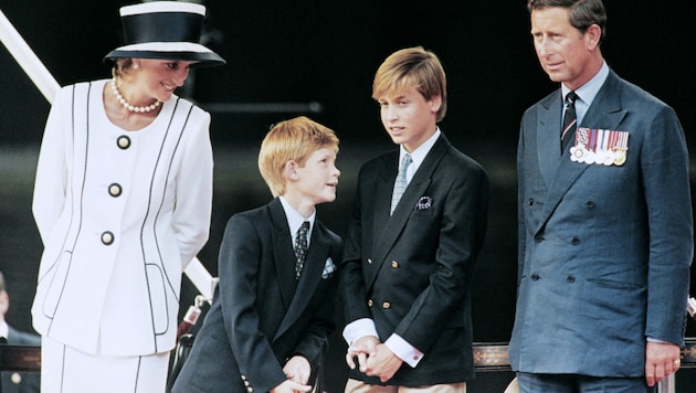 Diana mit Harry, William und Ehemann Charles im Jahr 1995 (Bild: Johnny EGGITT / AFP)