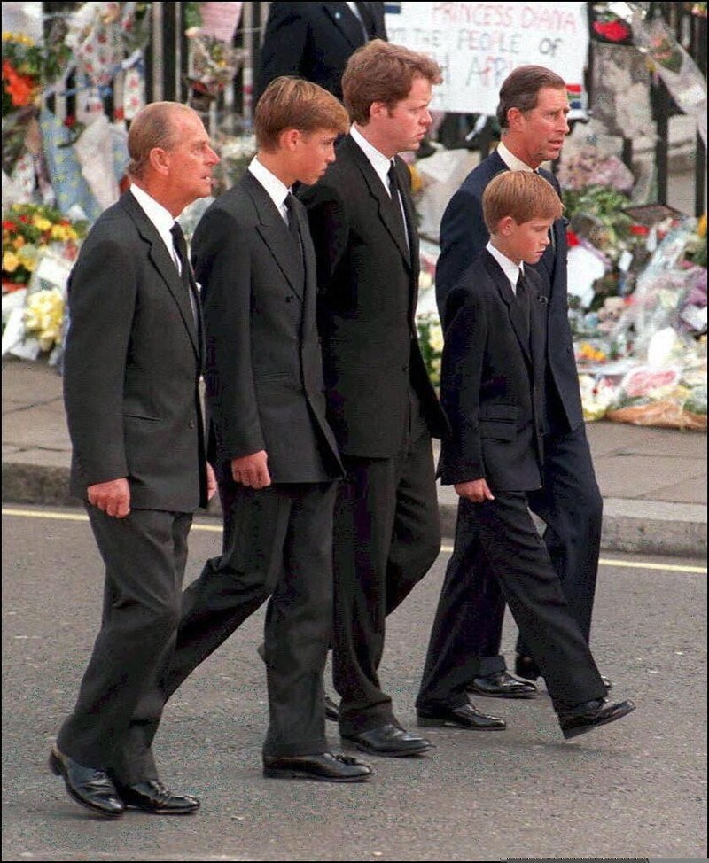 Der Duke of Edinburgh, Prinz William, Earl Spencer, Prinz Harry und Charles bei Dianas Beerdigung im Jahr 1997 (Bild: ADAM BUTLER / POOL / AFP)